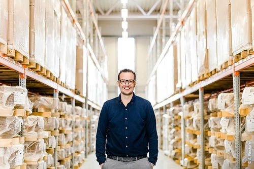Andreas Rinnhofer stoji u skladišnoj hali.