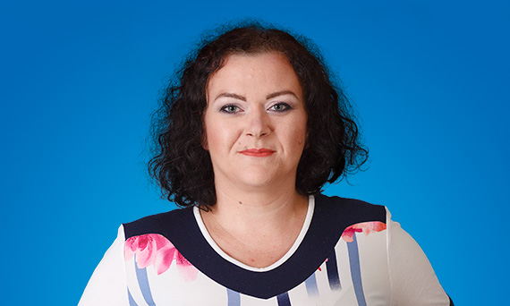 Eliza Wyrwich je zaposlena v oddelku za knjigovodstvo, računovodstvo in izterjave pri podjetju Mega Pol Trans v Pili in pri nepo