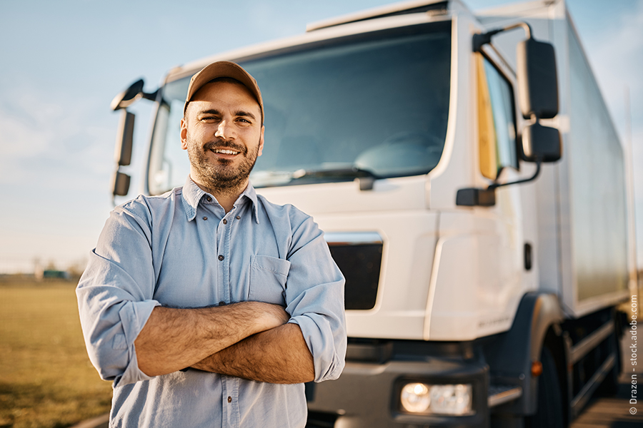 Mann vor LKW