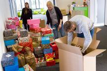 TimoCom Mitarbeiter packten Weihnachtspäckchen im Sommer